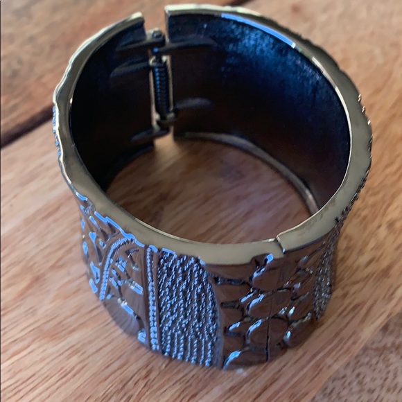 Express dark gray cuff bracelet - Picture 2 of 4